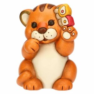 Tigre Thea in piedi con farfalla