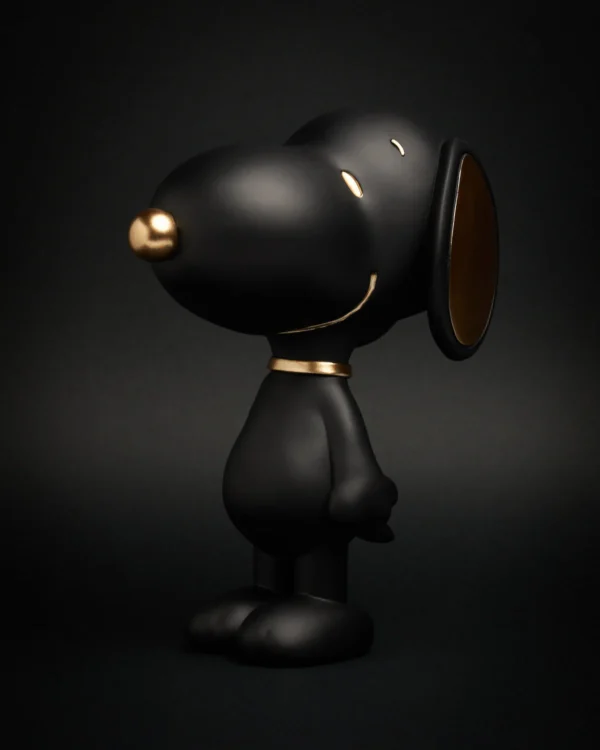 SNOOPY STANDING BLACK BLOGO