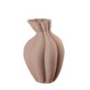 Vaso basso de L'Oca Nera color rosa cipria, con superficie scanalata a coste verticali e bordo superiore ondulato e asimmetrico.