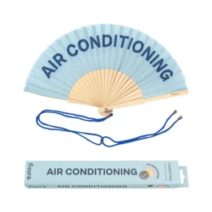 Ventaglio pieghevole azzurro cielo con stecche in legno chiaro. Sul tessuto è stampata in blu scuro la frase 'AIR CONDITIONING'. Un cordino blu scuro è posizionato sotto il ventaglio, accanto alla sua scatola di imballaggio coordinata che riporta la stessa frase e il logo 'fisura'