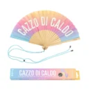 Ventaglio pieghevole con un gradiente di colori pastello che sfumano dal giallo, all'arancione, al rosa, al viola e all'azzurro. Le stecche sono in legno chiaro. Sul tessuto è stampata in bianco la frase 'CAZZO DI CALDO'. Sotto il ventaglio è posizionato un cordino azzurro, e accanto ad esso la scatola di imballaggio coordinata che ripete la frase e indica 'GLOW IN THE DARK'."