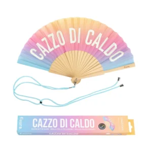 Ventaglio pieghevole con un gradiente di colori pastello che sfumano dal giallo, all'arancione, al rosa, al viola e all'azzurro. Le stecche sono in legno chiaro. Sul tessuto è stampata in bianco la frase 'CAZZO DI CALDO'. Sotto il ventaglio è posizionato un cordino azzurro, e accanto ad esso la scatola di imballaggio coordinata che ripete la frase e indica 'GLOW IN THE DARK'."