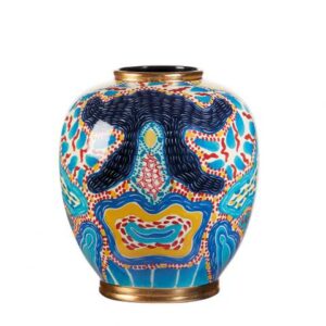 Vaso in porcellana de L'Oca Nera con pittura astratta e motivi tribali nei toni del blu, giallo e rosso, con bordi dorati, su sfondo bianco.