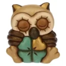 Mini gufo Thun in ceramica color marrone e beige con occhi chiusi, che tiene in grembo un quadrifoglio verde e oro.