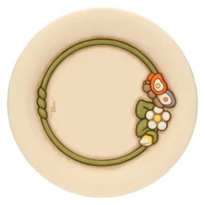 Centrotavola rotondo THUN in ceramica color crema con bordo verde a forma di ramo intrecciato e decorazioni di farfalla, fiori bianchi e boccioli.