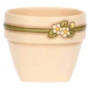 Cachepot THUN piccolo in ceramica color crema con fascia verde e decorazione di due fiori bianchi e un bocciolo, su sfondo bianco.