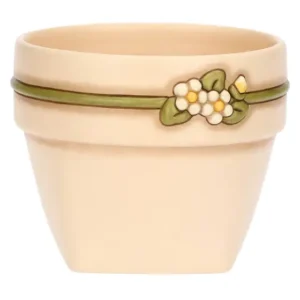 Cachepot THUN piccolo in ceramica color crema con fascia verde e decorazione di due fiori bianchi e un bocciolo, su sfondo bianco.