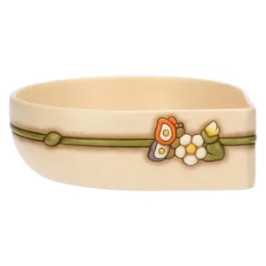 Ciotola THUN grande in ceramica color crema con bordo decorato da un nastro verde e una composizione di farfalla, fiori bianchi e un bocciolo.