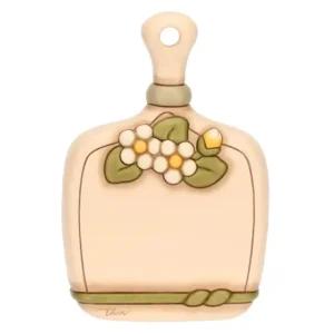 Formella decorativa THUN in ceramica color crema a forma di tagliere, con manico, decorata con fiori bianchi e un bocciolo e un nastro verde alla base.