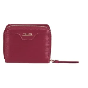 Portafoglio piccolo THUN in ecopelle color cherry, con logo THUN dorato sul fronte e due scomparti con cerniera, posato su sfondo bianco.