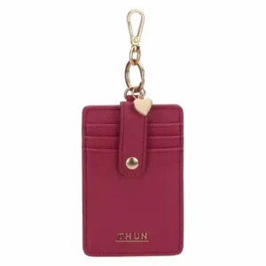 Porta carte THUN verticale in ecopelle color cherry con gancio dorato e dettaglio a cuore, scomparti per carte visibili, su sfondo bianco.