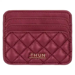Porta carte THUN trapuntato in ecopelle color cherry con logo dorato e scomparti per carte visibili, su sfondo bianco.
