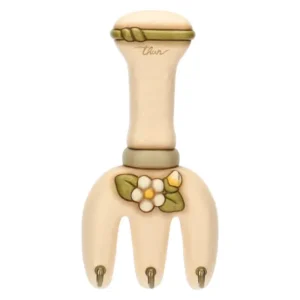 Appendichiavi THUN in ceramica color crema a forma di rastrello stilizzato con manico, decorato con un fiore bianco e un bocciolo e una nappina verde, con tre ganci dorati.