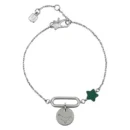 Bracciale THUN in metallo argentato con ciondolo a stella smaltata verde scuro e pendente circolare con incisione della costellazione del Capricorno e gemme, su sfondo bianco.