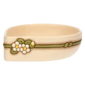 Ciotola THUN media in ceramica color crema con bordo decorato da un nastro verde e una composizione di fiori bianchi e un bocciolo.