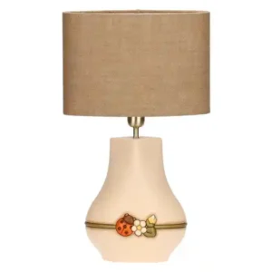 Lampada da tavolo THUN grande in ceramica color crema con paralume beige, decorata con una coccinella rossa e fiori bianchi alla base.