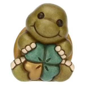 Mini statuetta Thun a forma di tartaruga verde e marrone che tiene un quadrifoglio.