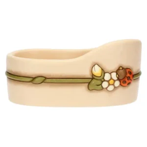 Portabicchieri THUN in ceramica color crema, decorato con una coccinella rossa e fiori bianchi, con quattro incavi per i bicchieri, su sfondo bianco.