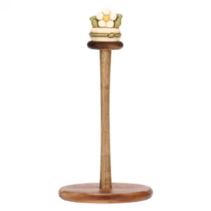 Portarotolo THUN in legno di acacia con base circolare e asta centrale, sormontato da una decorazione in ceramica con fiore bianco e foglie verdi.