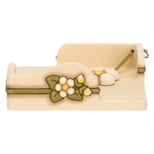 Portatovaglioli THUN in ceramica color crema con base rettangolare, decorato con fiori bianchi e un bocciolo sul fronte e una nappina verde pendente sul lato destro.