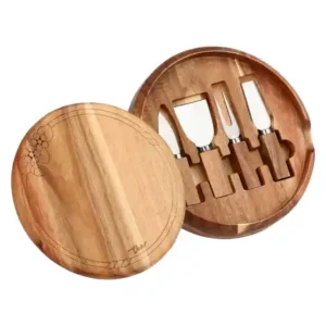 Set tagliere circolare THUN in legno di acacia, con coperchio inciso a forma di grappolo d'uva, che si apre per rivelare quattro coltelli da formaggio con manici in legno.