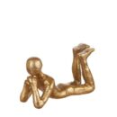 Scultura moderna de L'Oca Nera, in metallo dorato lucido, raffigurante una figura umana stilizzata distesa a pancia in giù, con la testa appoggiata sulle mani, in posizione pensante.