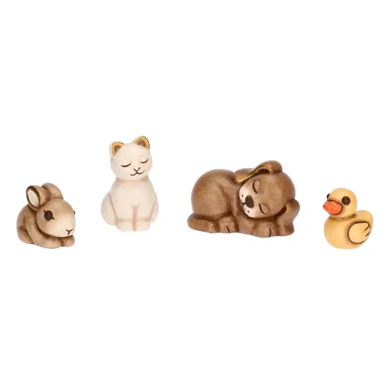 Set di quattro statuine in ceramica THUN per presepe: un coniglietto, un gatto, un cagnolino dormiente e un anatroccolo, su sfondo bianco.
