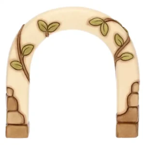 Arco in ceramica THUN di colore beige chiaro con decorazioni di foglie verdi che si arrampicano sulla struttura, ideale per presepe classico. La base presenta un design che imita blocchi di pietra.