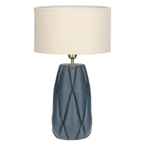 Lampada da tavolo THUN della linea Plumé con base in ceramica blu-grigio a trama a rombi e paralume cilindrico in tessuto color crema.