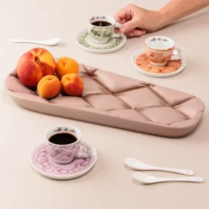 Centrotavola o vassoio svuotatasche THUN della linea Plumé in ceramica di colore beige, di forma ovale e con una trama a rilievo a rombi.