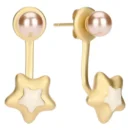 Coppia di orecchini a lobo front/back color oro satinato con perla rosa-salmone sul davanti e elemento a stella smaltata bianca che pende dal retro.