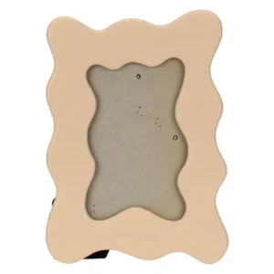 Portafoto grande in stoneware di colore beige chiaro con bordo esterno e apertura interna ondulati, su sfondo bianco.