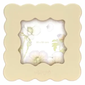 Portafoto da tavolo piccolo THUN della linea Country Bloom, in stoneware di colore giallo pallido, con cornice quadrata a forma di onda.