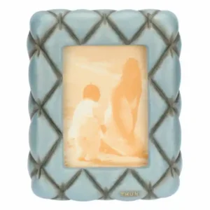 Portafoto da tavolo THUN della linea Plumé in ceramica di colore azzurro con cornice a trama a rombi imbottita.