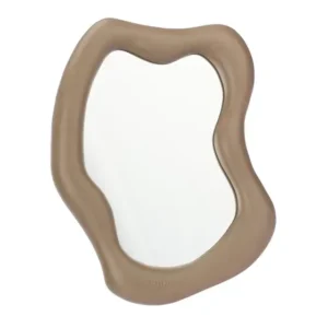 Specchio da parete THUN della linea Plumé, di medie dimensioni, a forma organica con cornice in ceramica di colore beige.