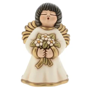 Statuetta in ceramica THUN di un angelo con le ali dorate che tiene in mano un mazzo di margherite bianche.