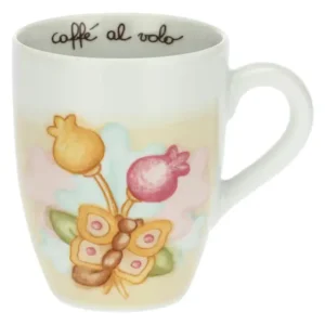 Mug in ceramica THUN di colore bianco con decorazioni floreali e a farfalla e la scritta "caffè al volo".