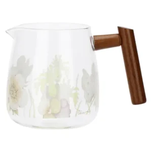 Caraffa in vetro trasparente THUN Country Bloom con manico in legno e decorazione di fiori bianchi, gialli e lilla, e farfalle.