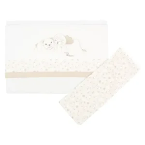 Set lenzuolino e federa per carrozzina THUN di colore bianco con una fascia decorativa e un'illustrazione di un orsetto e un angelo.