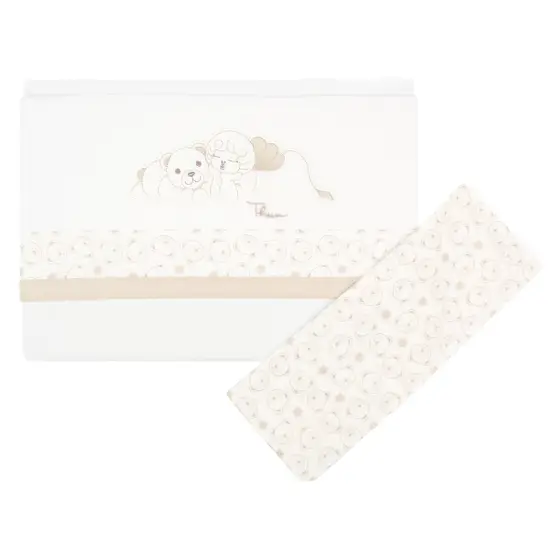 Set lenzuolino e federa per carrozzina THUN di colore bianco con una fascia decorativa e un'illustrazione di un orsetto e un angelo.