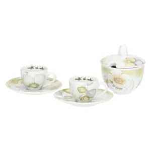 Set da caffè THUN Country Bloom su vassoio in legno, composto da due tazzine espresso con piattino, e una zuccheriera con cucchiaino, decorati con fiori bianchi.