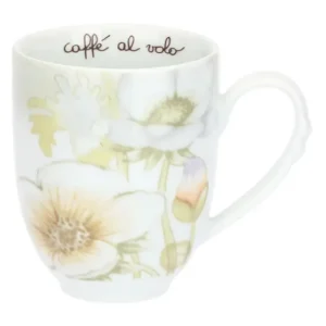 Mug in porcellana bianca THUN Country Bloom con scritta "caffè al volo" e decorazione di fiori bianchi, gialli e lilla, e foglie verdi.