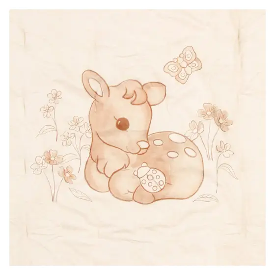 Trapunta THUN per culla di colore beige con disegno di un cerbiatto, una coccinella, fiori e una farfalla in stile acquerello.
