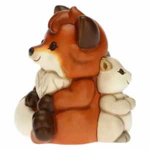 Statuetta in ceramica THUN di una volpe di colore arancione e uno scoiattolo di colore bianco, seduti schiena contro schiena.